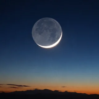What Is Earthshine? The Faint Glow on the Moon’s Night Side