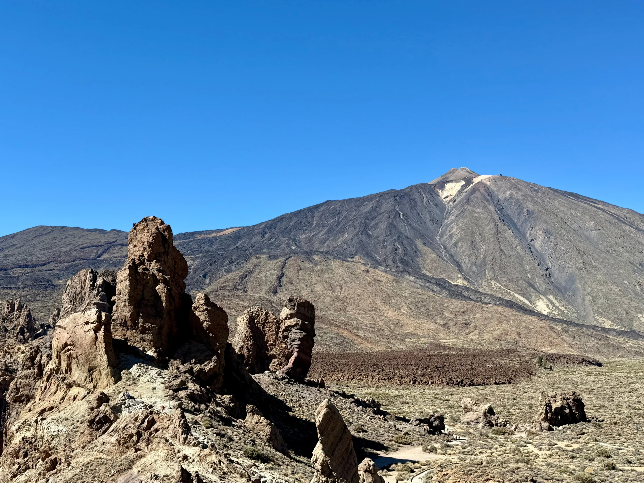 Daytime view of Roques de García, a Teide stargazing location, with Mount Teide in the background.